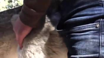 Guy fingering and stretching wide a creature's orifice